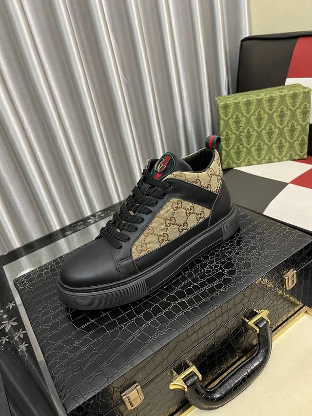 出厂价pp： Gucci 古奇新款男士真皮休闲鞋，市面最高版本 、欢迎任意对比！原版皮料质感极佳，超上档次！意大利进口胎羊网内里，可拆式垫！奢华用料、精细做工，