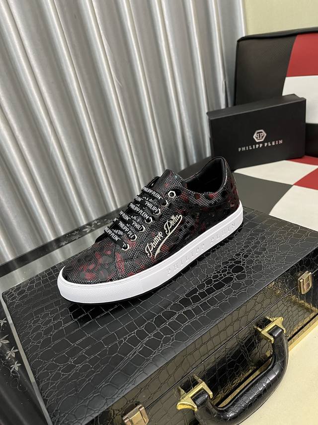 出厂价pp： pp 菲利普 原单品质.～ 独特现代风运动鞋。休闲鞋潮男必备款 意大利进口原版品牌，进口原版皮，羊 拒绝脱色磨脚 鞋底：原厂特供原版底，法国懒人风