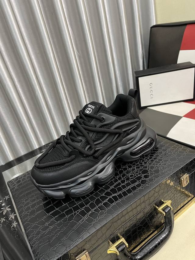 出厂价pp： ［古奇］新款休闲鞋。独家开模定制风格，面料采用意大利进口牛皮，真皮透气内里。独家开模定制大底耐磨。专柜级别版型，完美搭配、上脚效果，车工精湛。码数