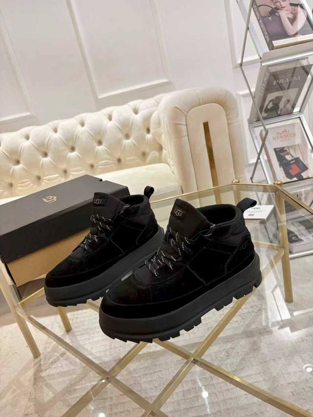 出厂价p Ugg官网主推款复古工装靴真羊毛雪地靴 男女款 面料 ：黑色，粟色， 军绿色 内里 ：纯澳洲进口皮毛一体百分之百的全羊毛 款式 ：简约百搭 .时尚复古