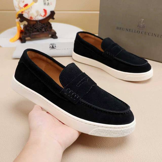 Bc新品发售Brunello Cucinelli 新款男士休闲运动鞋Zg同步发售｜这款本季精美色彩的马裤呢胶底鞋 以柔软磨砂牛皮鞋面材料和绒质感麂皮后跟演绎休闲