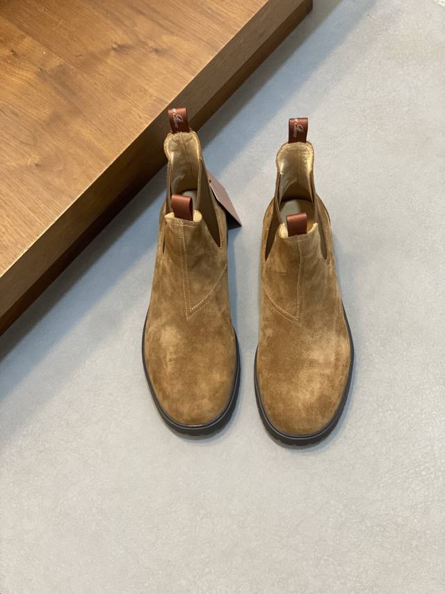 Loro piana 秋冬新款男士绒面皮革切尔西踝靴！ 莞产原材料猛货！这款短靴精选柔软的绒面 摔纹面 牛皮革打造，鞋筒两侧配以弹力织物组合，后跟配以织带鞋提拉