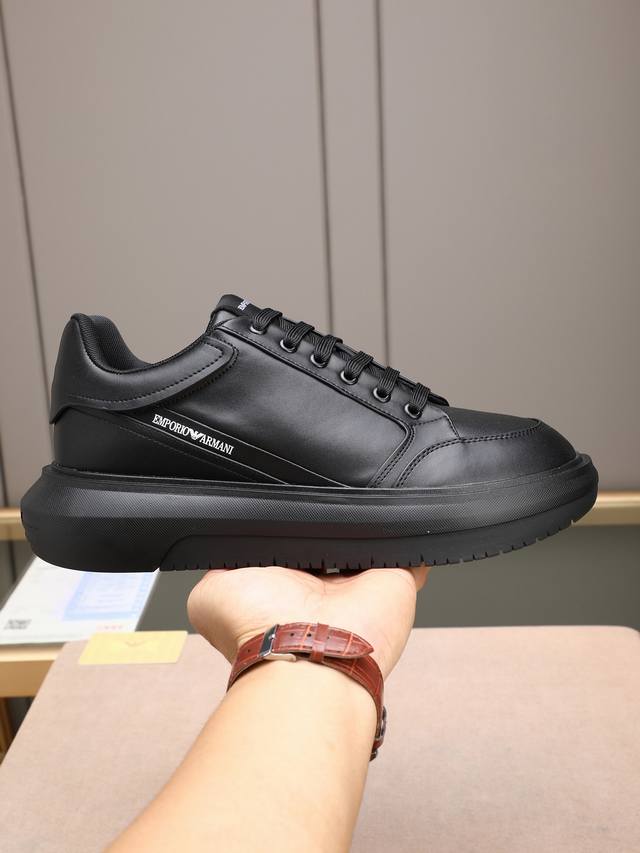 Giorgio Armani 乔治阿玛尼 男士运动休闲鞋这款运动休闲鞋采用小牛皮鞋面，后跟光滑小牛皮包裹，皮质柔软细腻，舒适透气，鞋舌饰有品牌Logo压纹字母，