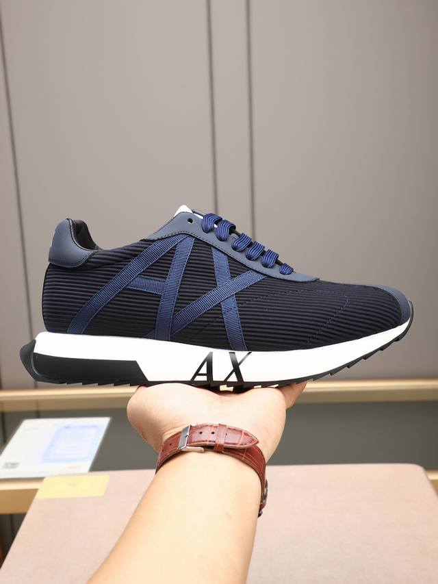 阿玛尼 沉稳内涵儒雅从容应对各种场合！大牌的气势不言而明！上脚舒适大气！ 材料:高弹力飞织透气网里高温耐磨私模发泡大底，时尚必备！码数：38-44 45 46定