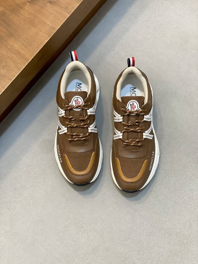 Moncler蒙口 男鞋运动鞋,进口牛皮面、氯丁橡胶 各种材质拼接打造，鞋面采用鞋带和橡胶嵌件设计，后跟Moncler标志，大底采用Tpu+橡胶+高弹橡胶发泡组