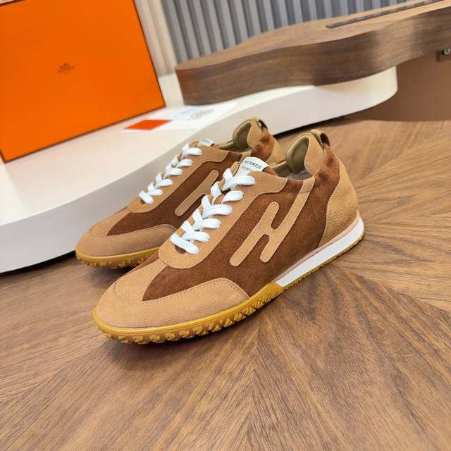 爱马仕新款阿甘德训鞋 小白鞋 镂孔柔软小牛皮运动鞋，配有鞋底，饰有经典Medor铆钉，打造舒适休闲风格。随意搭配 上脚非常轻便舒运动鞋男款实拍最值得的入手的爱马