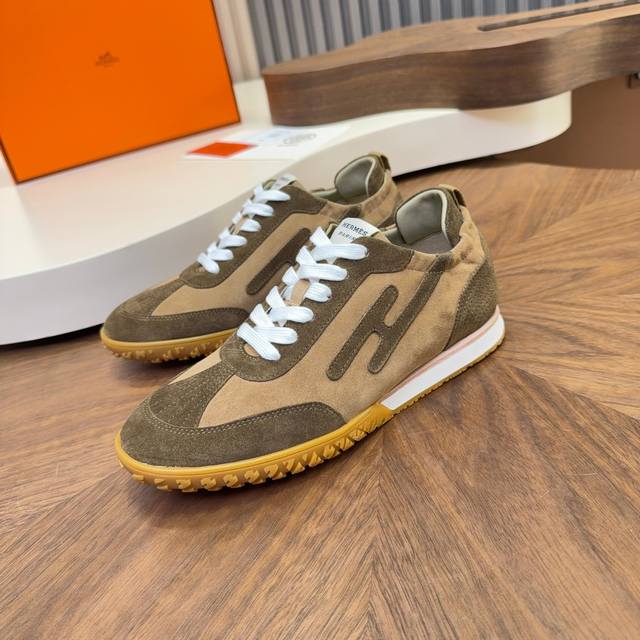 爱马仕新款阿甘德训鞋 小白鞋 镂孔柔软小牛皮运动鞋，配有鞋底，饰有经典Medor铆钉，打造舒适休闲风格。随意搭配 上脚非常轻便舒运动鞋男款实拍最值得的入手的爱马