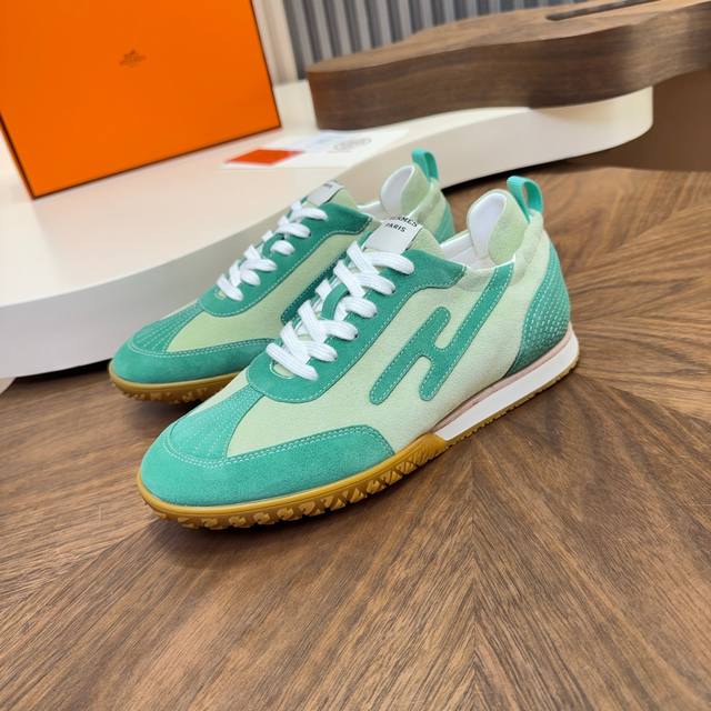 爱马仕新款阿甘德训鞋 小白鞋 镂孔柔软小牛皮运动鞋，配有鞋底，饰有经典Medor铆钉，打造舒适休闲风格。随意搭配 上脚非常轻便舒运动鞋男款实拍最值得的入手的爱马