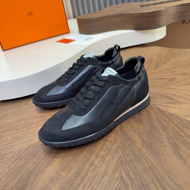 爱马仕新款阿甘德训鞋 小白鞋 镂孔柔软小牛皮运动鞋，配有鞋底，饰有经典Medor铆钉，打造舒适休闲风格。随意搭配 上脚非常轻便舒运动鞋男款实拍最值得的入手的爱马