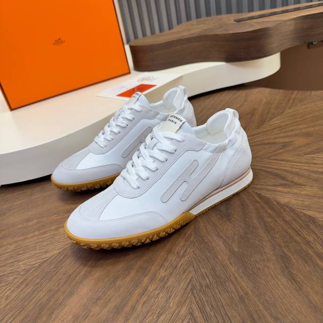 爱马仕新款阿甘德训鞋 小白鞋 镂孔柔软小牛皮运动鞋，配有鞋底，饰有经典Medor铆钉，打造舒适休闲风格。随意搭配 上脚非常轻便舒运动鞋男款实拍最值得的入手的爱马