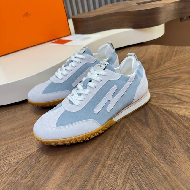 爱马仕新款阿甘德训鞋 小白鞋 镂孔柔软小牛皮运动鞋，配有鞋底，饰有经典Medor铆钉，打造舒适休闲风格。随意搭配 上脚非常轻便舒运动鞋男款实拍最值得的入手的爱马