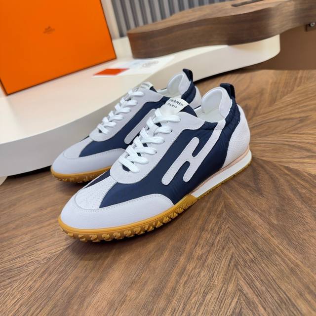 爱马仕新款阿甘德训鞋 小白鞋 镂孔柔软小牛皮运动鞋，配有鞋底，饰有经典Medor铆钉，打造舒适休闲风格。随意搭配 上脚非常轻便舒运动鞋男款实拍最值得的入手的爱马