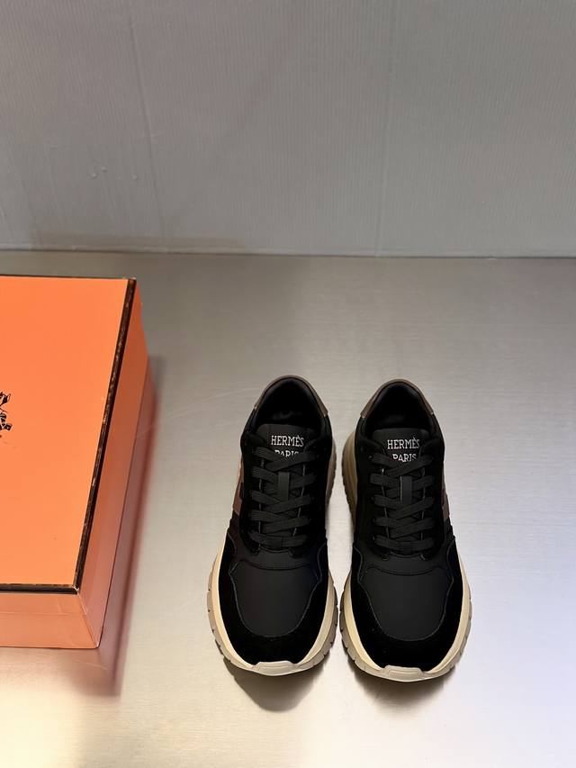 H 爱马仕 男鞋运动鞋,进口透气网面、氯丁橡胶 各种材质拼接打造，鞋面采用鞋带和橡胶嵌件设计，后跟Moncler标志，大底采用Tpu+橡胶+高弹橡胶发泡组合成型