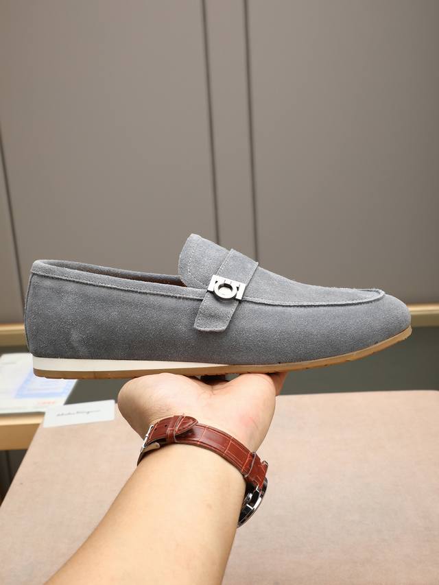 Ferragam菲拉格慕新款面料采用全进口头层磨砂牛皮，看得见的质感，重工车线，内里本染小牛皮，标配Logo牛皮垫脚，大牌体验，上脚柔软舒适，男士臻享，专用防滑