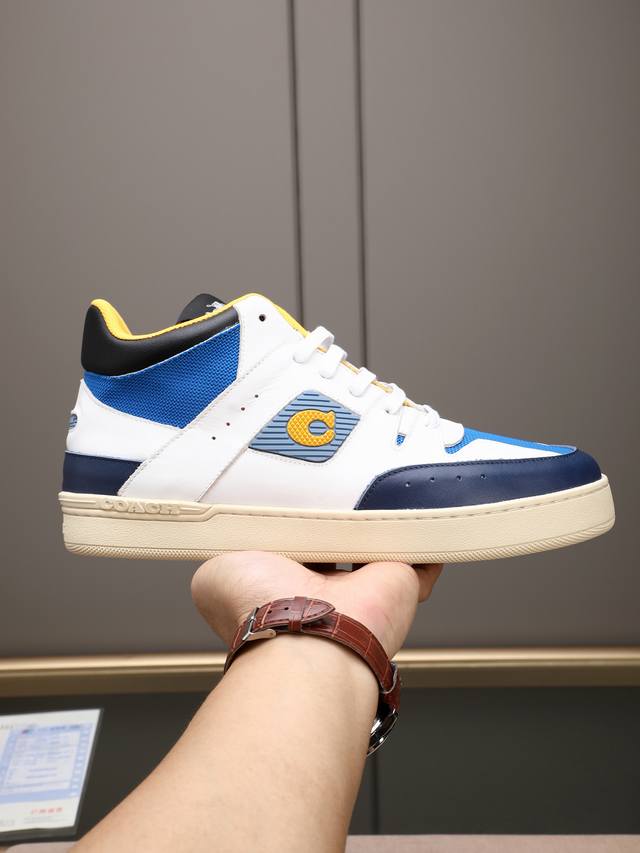 官网上新Coach蔻驰独家新款男士高帮休闲系带板鞋，休闲时尚百搭款,四季可穿！！板鞋可以说是每年最流行的一款鞋了，适合现在年轻人的潮流选择，这款休闲男鞋采用便捷