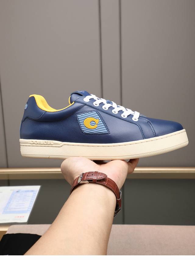 官网上新Coach蔻驰独家新款男士低帮休闲系带板鞋，休闲时尚百搭款,四季可穿！！板鞋可以说是每年最流行的一款鞋了，适合现在年轻人的潮流选择，这款休闲男鞋采用便捷