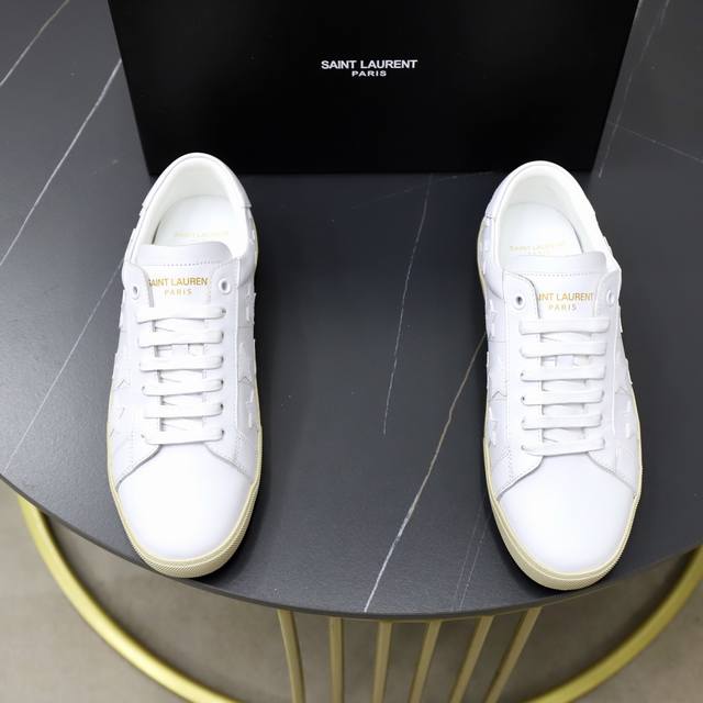 出厂价pp： 新品情侣款Saint Laurent 圣罗兰热销款，四季同步最新款、Ysl侧面电绣Logo休闲百搭又时髦，经典耐看的设计风格 上脚效果特别美，闪亮