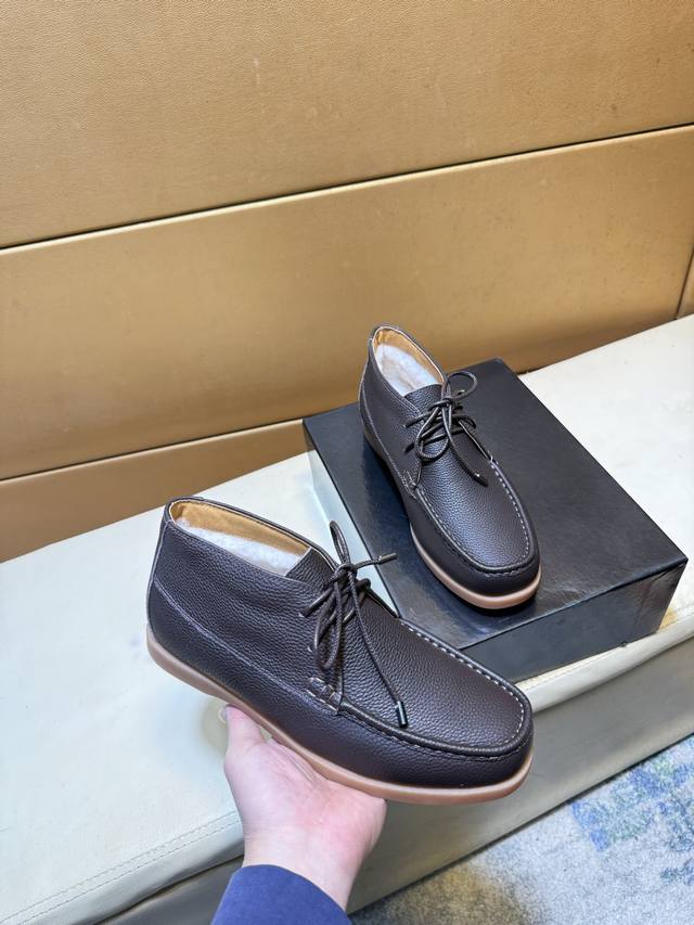 羊毛内里高版本 Dior 迪奥 原版！顶级意大利代购！男士高帮商务休闲皮鞋，鞋面原版进口小牛皮，极致质感，绅士风范，内里采用保暖真羊毛内里，顶级意大利原版橡胶大