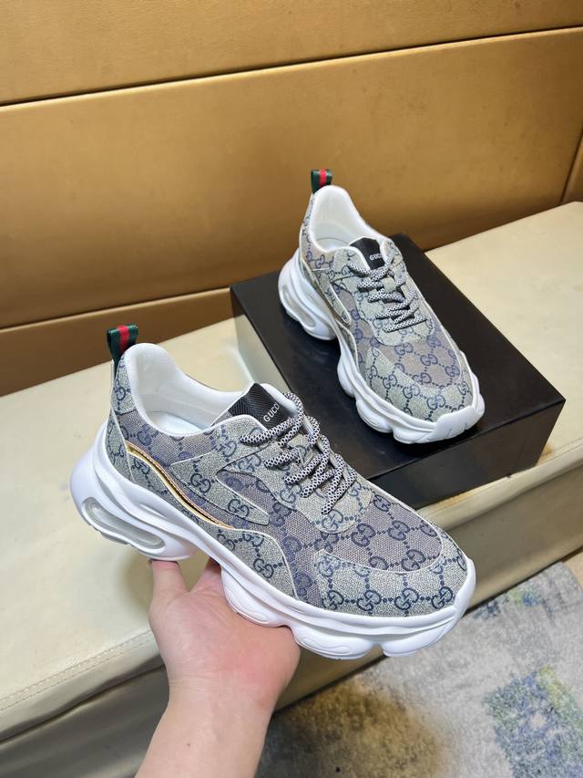 古奇Gucci 原单品质.～ 独特现代风运动鞋。休闲鞋潮男必备款 意大利进口原版品牌，进口原版皮，羊里 拒绝脱色磨脚 鞋底：原厂特供原版底，法国懒人风格设计 贴