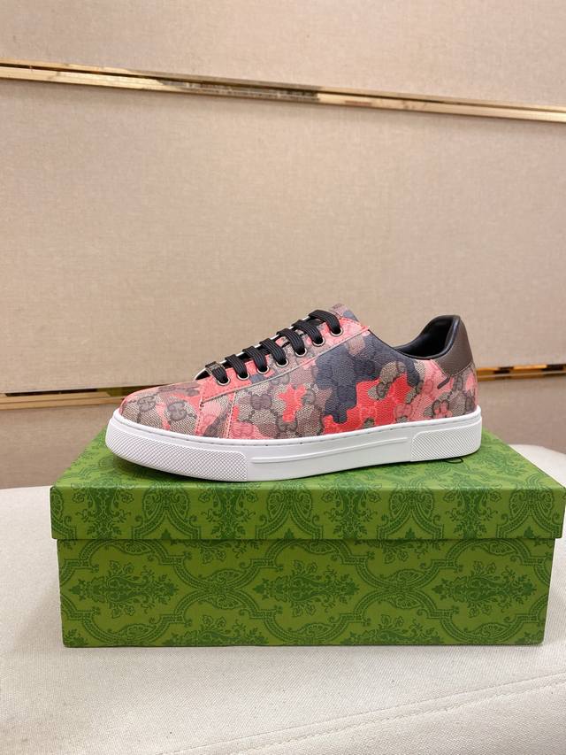 跑量价 Gucci 古奇 男士最新系列休闲便鞋！官网1：1打造。鞋面采用进口优质牛皮，内里采用优质羊皮内里柔软舒适。挑剔的选料精致的做工给您最好的享受。码数：3