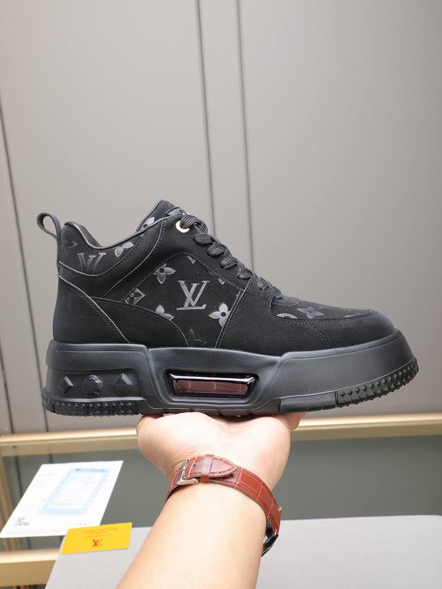 高帮男士 Lv 秋冬高帮经典爆款 完美的楦型、优美的设计风格 这个冬季不再寒冷牛皮Lv专用材料透气羊里防滑耐磨发泡气垫大底潮男必备款码数：38-44 45定做