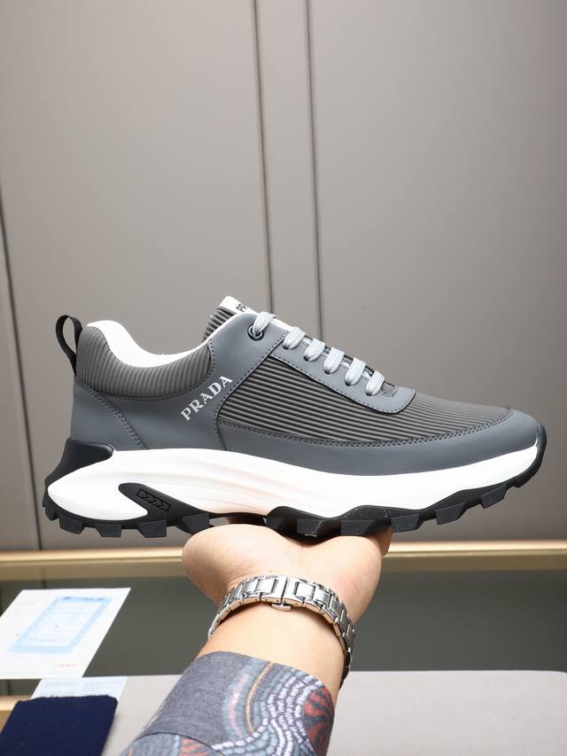 普拉达 时尚顶级潮牌，一款能驾驭各种风格男鞋，鞋面由多种材质拼接而成，内里为进口网布，吸汗舒适，发泡大底轻便.舒适。极度考验工艺要求:4色可选:38-44 45