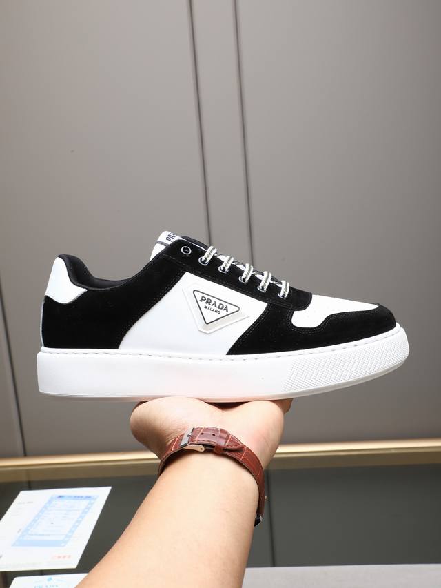 prad*普拉达新品男士休闲鞋，这款休闲百搭，选用头层牛皮打造，发泡大底，脚感非常舒适，运用柔和简洁的线条，鞋底轻盈而稳固，鞋舌带有标志性Logo，效果彰显别具