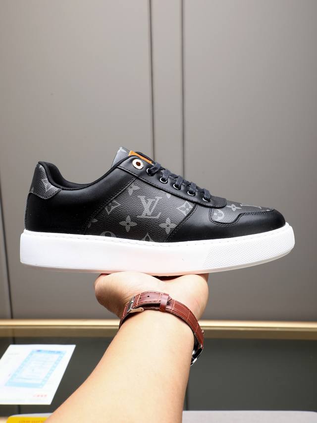 售 价: 商品商标：Lv* 路易威* 休闲鞋 正码码数: 38-44 可订做45 商品材料：鞋面1:1材质网里里，发泡超轻耐磨大底。