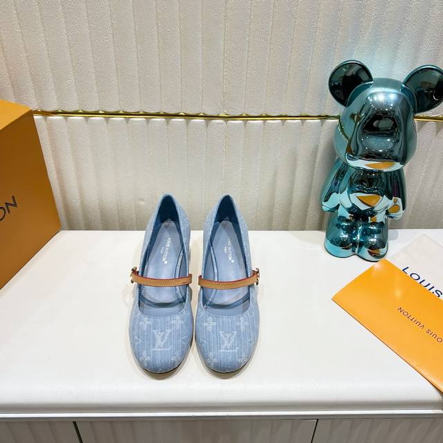 出厂价pp： ，Lv最新走秀款系列，高版本，官网实体同步，原版楦型，新元素Lv扣，高端材质面料：经典老花，牛仔布，小羊皮，漆皮，内里羊皮，真皮大底，跟高4Cm，