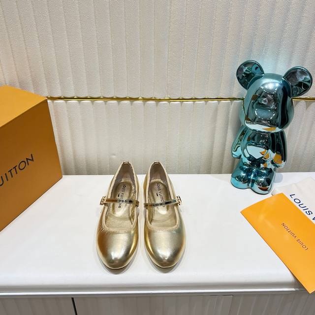 出厂价pp： ，Lv最新走秀款系列，高版本，官网实体同步，原版楦型，新元素扣，高端材质面料：经典老花，牛仔布，小羊皮，漆皮，内里羊皮，真皮大底，平跟，码数：35