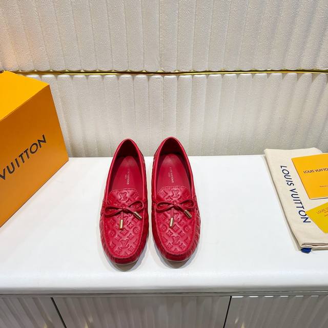 出厂价pp： ，顶级版本，Lv豆豆鞋新款系列，经典百搭，代购级别，细节完美无可挑剔。压花牛皮 经典老花 牛漆皮，内里牛皮，垫脚牛皮，原版豆豆底，35-40码 4