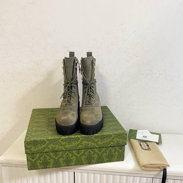 出厂价pp： ，女士Gg系带牛皮面踝靴，这款系带踝靴采用标志性Gg牛皮革精心制作，彰显品牌隽永优雅的美学风格。这款踝靴采用大胆的廓形设计，搭配橡胶沟纹鞋底，提供