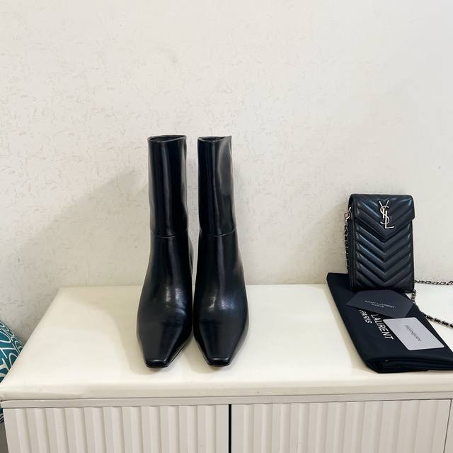 出厂价pp： 圣罗兰 Ysl 女士中筒靴 中筒靴意大利真皮大底 码数：35-42 材质与颜色：采用优质牛油皮革，内里羊皮。提供黑色、棕色、枣红色三种经典配色，皮