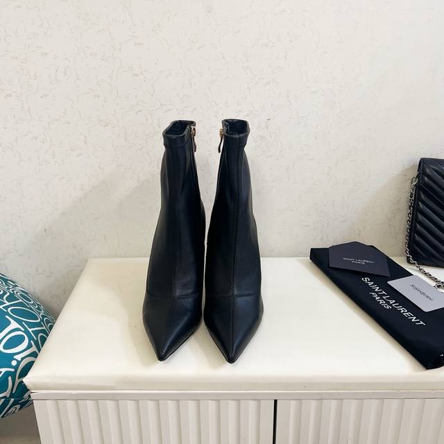 出厂价pp： ，圣罗兰 Ysl 女士弹力短靴。 意大利真皮大底 码数：35-42 材质与版型：采用浅棕色弹力麂皮材质，紧密贴合腿部线条，具有出色的瘦腿效果，过膝