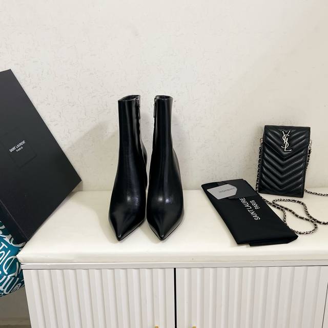 出厂价pp： ， Saint Laurent 圣罗兰 Ysl字母金属跟短靴。 面料：牛皮面，开边珠牛皮 里料：羊皮内里 垫脚：羊皮 意大利真皮大底。 超高强度钢