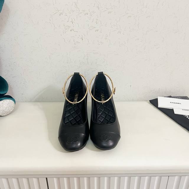 出厂价pp： 玛丽珍芭蕾舞单鞋走秀款 进口平整柔软粒面牛皮内里水染羊皮垫脚 大底，真皮大底 鞋码：35-39 其他码订做