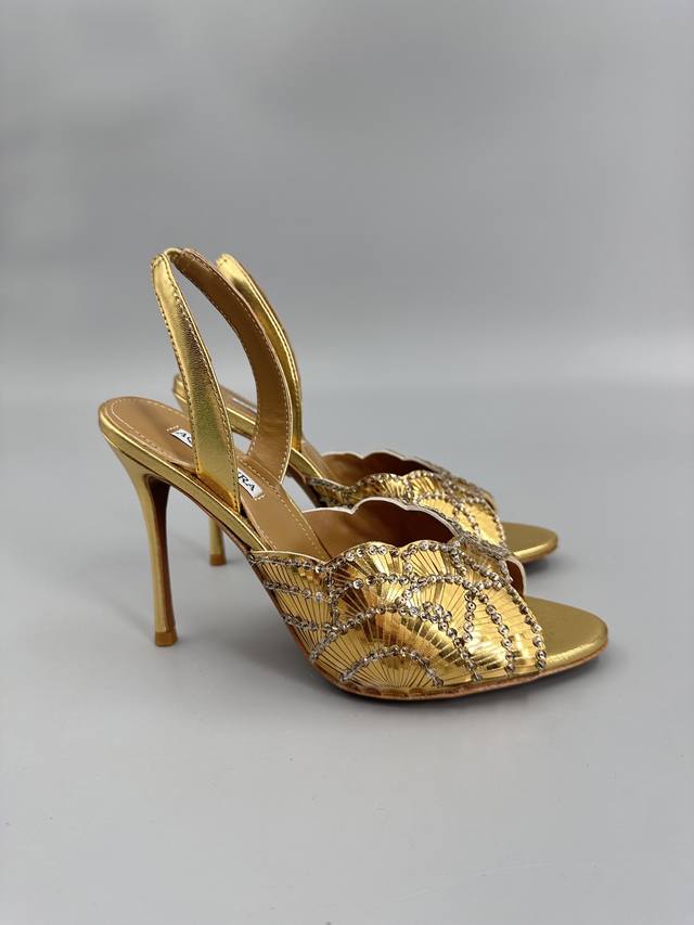 Aquazzura大菠萝亮片装饰激光高跟鞋 2025春夏最新款蝴蝶装饰粗跟凉鞋 上脚超级有气质 既简洁又时髦 太闪太美啦 美出出新高度！ 交叉设计，时尚感满满