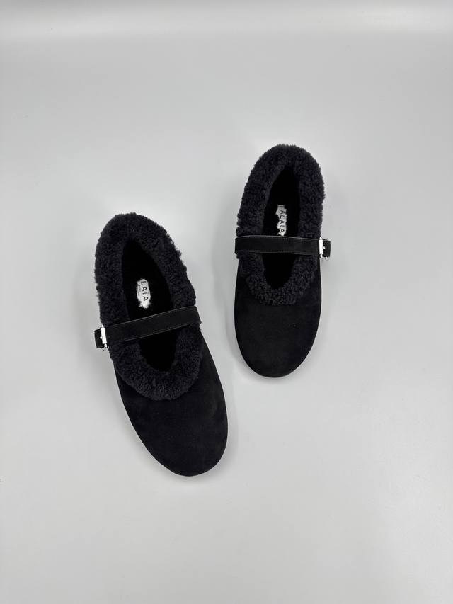 最高版本出厂 阿莱亚 Alaia Ala 全25 秋冬 羊毛玛丽珍单鞋不用多介绍自己看上脚即保暖又百搭！ 鞋底：开模大底 颜色：黑、杏、棕 跟高：平底 码数：3