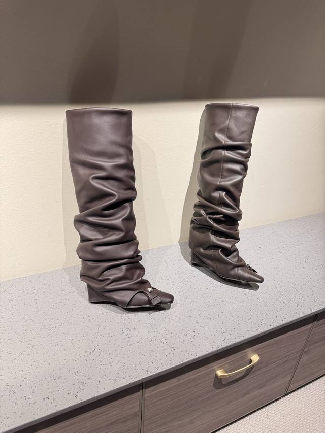 Theattico2025秋冬方头秀场同步裤腿靴 一比一原版本打造，你所见到的最好版本本 “Attico”在意大利语中是阁楼的意思 完美彰显奢华气息与时尚韵味