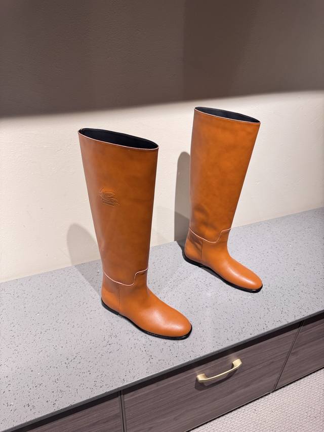 Etor25款低跟平底长靴新品上架 ★面料 牛皮 内里 牛皮 鞋底 牛皮大底 优雅风格 创造不一样的感觉 跟高 2 Cm 专柜包装 简约气质款式！ Show B