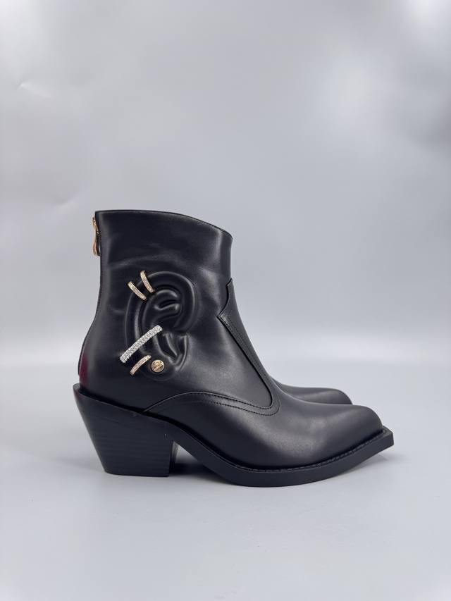 被大众遗忘的设计大师 Elsa Schiaparelli艾尔莎 夏帕瑞丽 香奈儿一生的劲敌，她是常常会被人用‘天才’来形容的设计师即使在上世纪30年代的巴黎时装