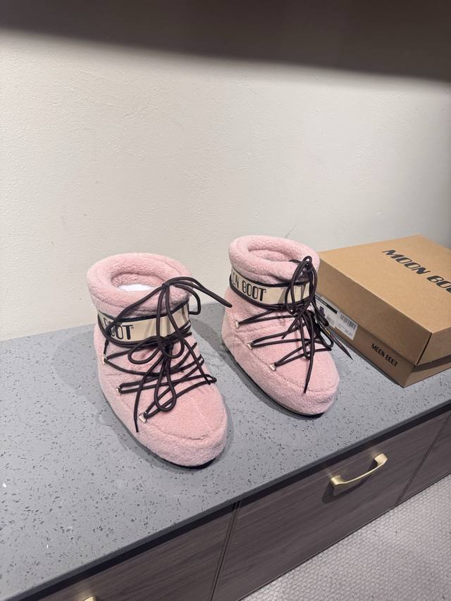 出厂: 独家顶级版本 全新升级版本 Moon Boot2025Vs秋冬季爆款雪地靴系列 丑萌月亮雪地靴 忘了Ugg吧，时髦人都在穿Moon Boot雪地靴 如果