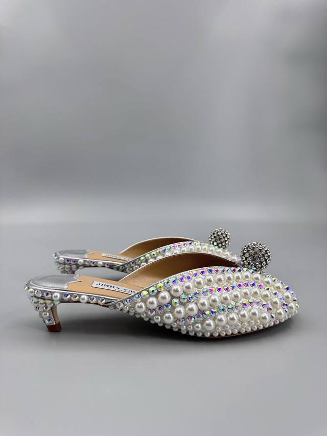 Jimmy Choo 吉米周 纯手工制作珍珠烫钻系列 该系列专为超凡绝伦、无所谓的女士而设计，从而打造出别致的整体效果，Jimmy Choo 设计出激发女性一往