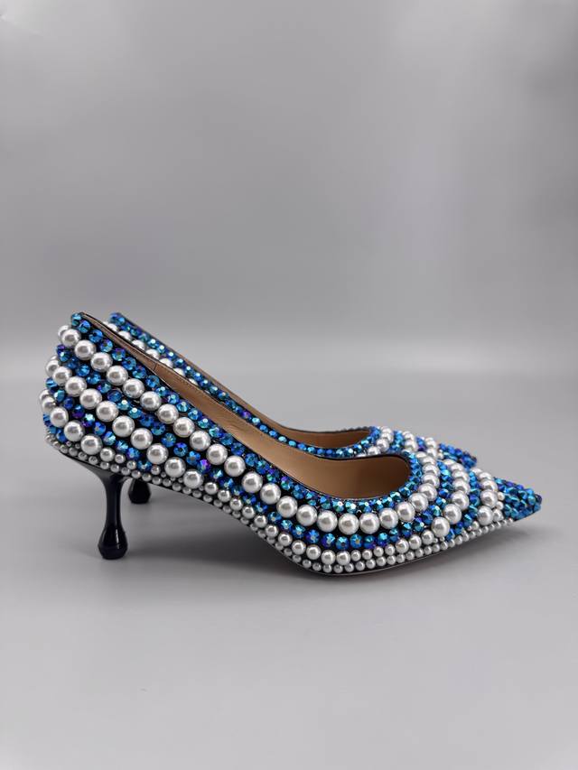 Jimmy Choo 吉米周 纯手工制作珍珠烫钻系列 该系列专为超凡绝伦、无所谓的女士而设计，从而打造出别致的整体效果，Jimmy Choo 设计出激发女性一往