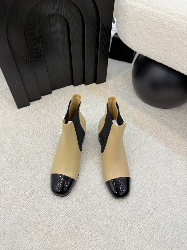 6年香奈尔秋冬季必备 菱格机车靴 马丁靴 小香家超级经典的一款机车靴 甜酷造型 上脚轻松增高又拉长腿型 搭配珍珠洋气又时髦 原版一比一复刻 面料：头层牛皮 跟高