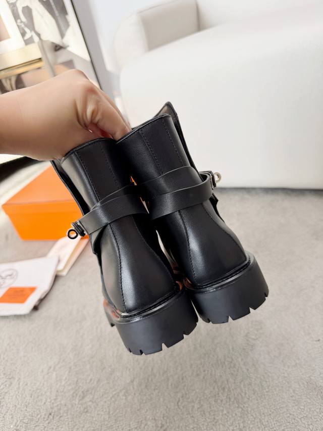 工厂p直批 头层牛皮，牛皮内里 现货发售 原版复制爆款来袭Hermes.2025经典升级版面料全牛皮的超级经典的爱马仕Kelly扣骑士靴.穿上你就是女王.挺拔的