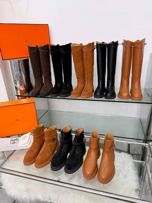 工厂p直批 现货发售 原版复制爆款来袭Hermes. 经典升级版面料全牛皮的超级经典的爱马仕Kelly扣骑士靴.穿上你就是女王.挺拔的靴筒.法抗拒的楦头.经典中