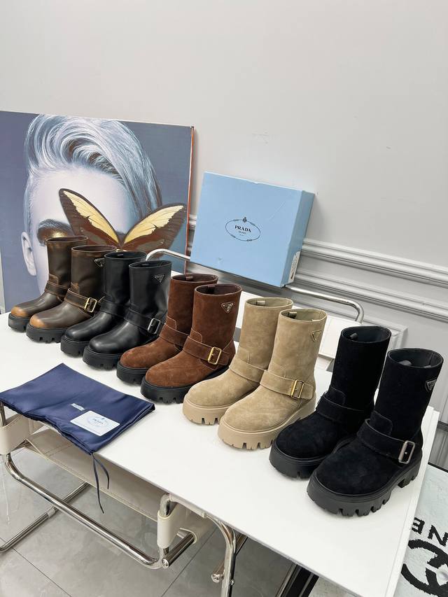 2025prada普拉达新款经典三角标一脚蹬王炸女靴 绝对的大爆款！！贼好看！prada靴子真的很哇塞！上脚大气显腿瘦气质这块刚好拿捏，全系列采用多种进口材料：