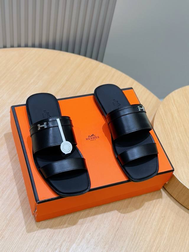 工厂p价p： 爱马仕 H新品男拖鞋-顶级真皮大底 凉鞋 H金属扣饰，款式经典传久，经得起考验。 进口小牛皮鞋面+牛皮内里+意大利真皮大底 Size：39-46