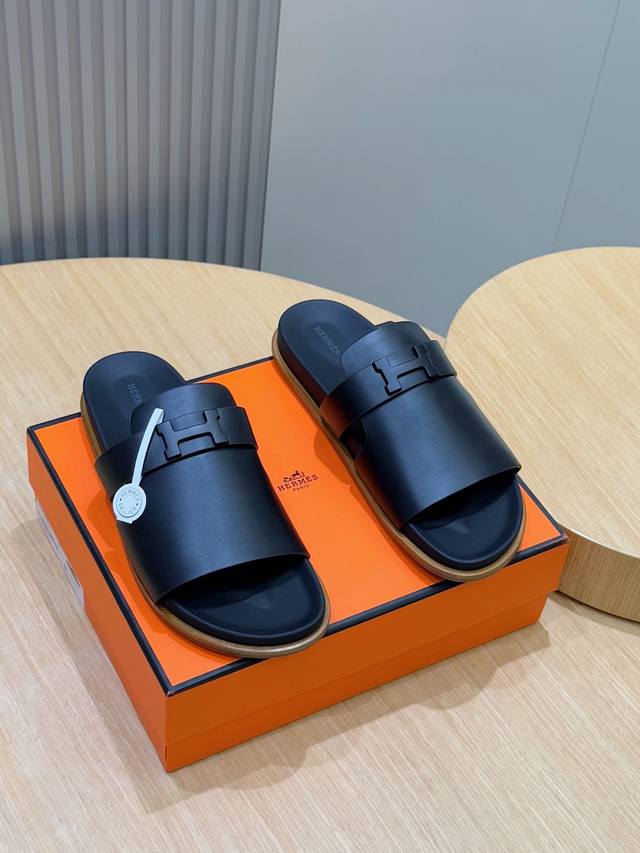 工厂p价p： 爱马仕 H新品男拖鞋-顶级真皮大底 凉鞋 H金属扣饰，款式经典传久，经得起考验。 进口小牛皮鞋面+牛皮内里+意大利真皮大底 Size：39-46